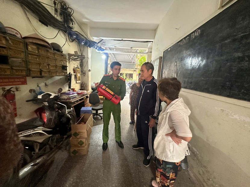 Hướng dẫn người dân cách sử dụng, bảo quản bình chữa cháy xách tay Hướng dẫn người dân cách sử dụng, bảo quản bình chữa cháy xách tay