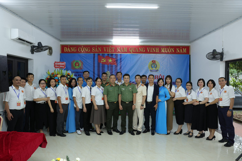 Ban Công an đoàn Công an thành phố chụp ảnh lưu niệm với các đại biểu tại Đại hội