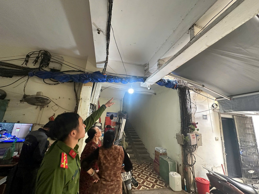 Công an phường định kỳ tổ chức kiểm tra, hướng dẫn công tác PCCC&CNCH tại các khu dân cư, hộ gia đình, các địa bàn có nguy cơ xảy ra cháy, nổ cao Công an phường định kỳ tổ chức kiểm tra, hướng dẫn công tác PCCC&CNCH tại các khu dân cư, hộ gia đình, các địa bàn có nguy cơ xảy ra cháy, nổ cao