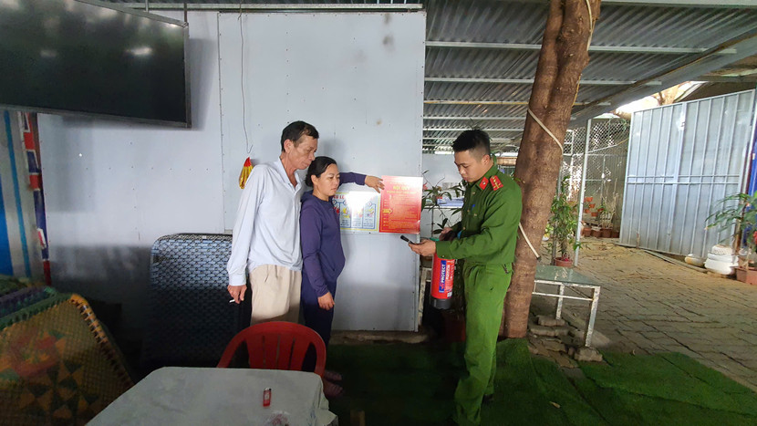 CBCS Công an phường Tây Hồ tuyên truyền hướng người dân sử dụng bình PCCC CBCS Công an phường Tây Hồ tuyên truyền hướng người dân sử dụng bình PCCC