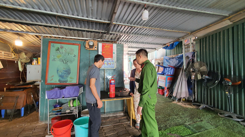 CBCS Công an phường Tây Hồ đến khu dân cư tuyên truyền trang bị phương tiện PCCC CBCS Công an phường Tây Hồ đến khu dân cư tuyên truyền trang bị phương tiện PCCC