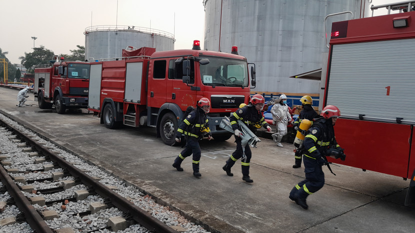 Các lực lượng huy động diễn tập xử lý tình huống cháy bể xăng Các lực lượng huy động diễn tập xử lý tình huống cháy bể xăng