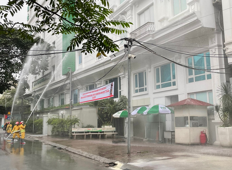 Lực lượng chữa cháy cơ sở đã triển khai xử lý hỏa hoạn ngay sau khi lửa bùng phát Lực lượng chữa cháy cơ sở đã triển khai xử lý hỏa hoạn ngay sau khi lửa bùng phát