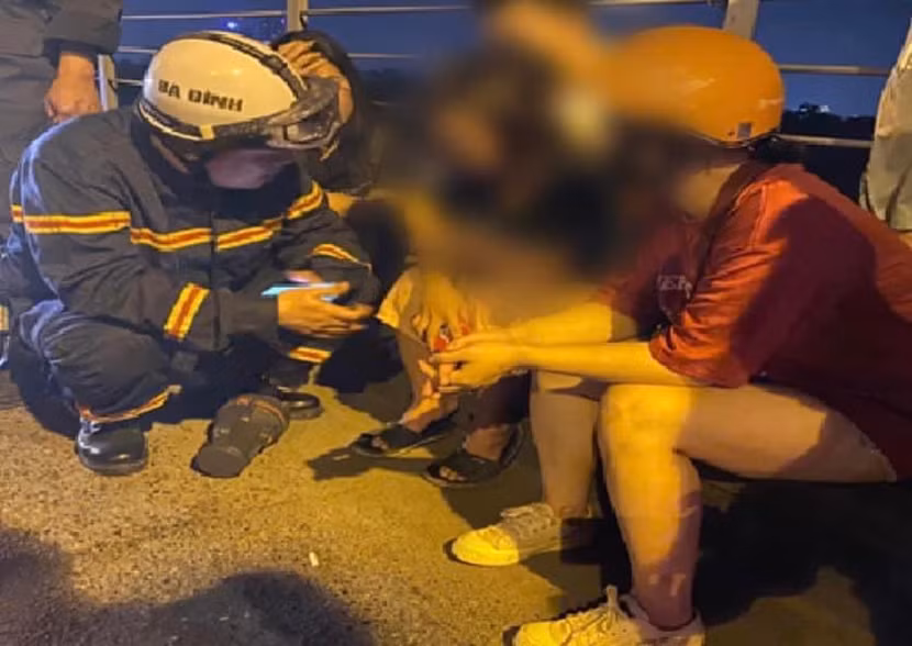 Lực lượng CNCH tiếp cận vận động, chấn an tâm lý người phụ nữ có ý định tự sát trên cầu Long Biên