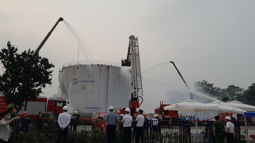 Xe chữa cháy cần vươn huy động xử lý cháy bể xăng Xe chữa cháy cần vươn huy động xử lý cháy bể xăng