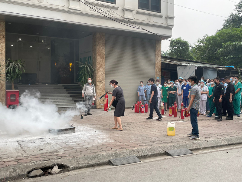 Y tá, bác sỹ và CBNV thực hành nâng cao kỹ năng xử lý cháy Y tá, bác sỹ và CBNV thực hành nâng cao kỹ năng xử lý cháy