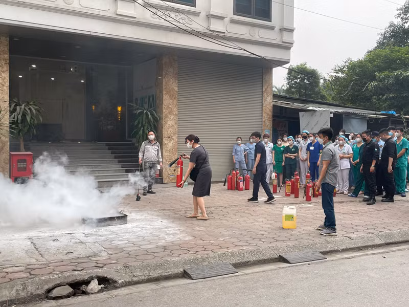 Y tá, bác sỹ và CBNV thực hành nâng cao kỹ năng xử lý cháy