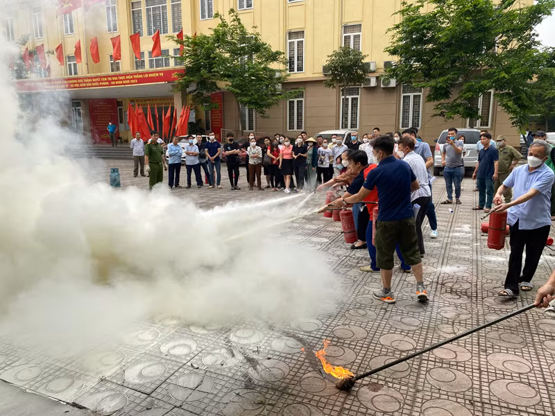 Người dân tham gia thực hành kỹ năng chữa cháy an toàn