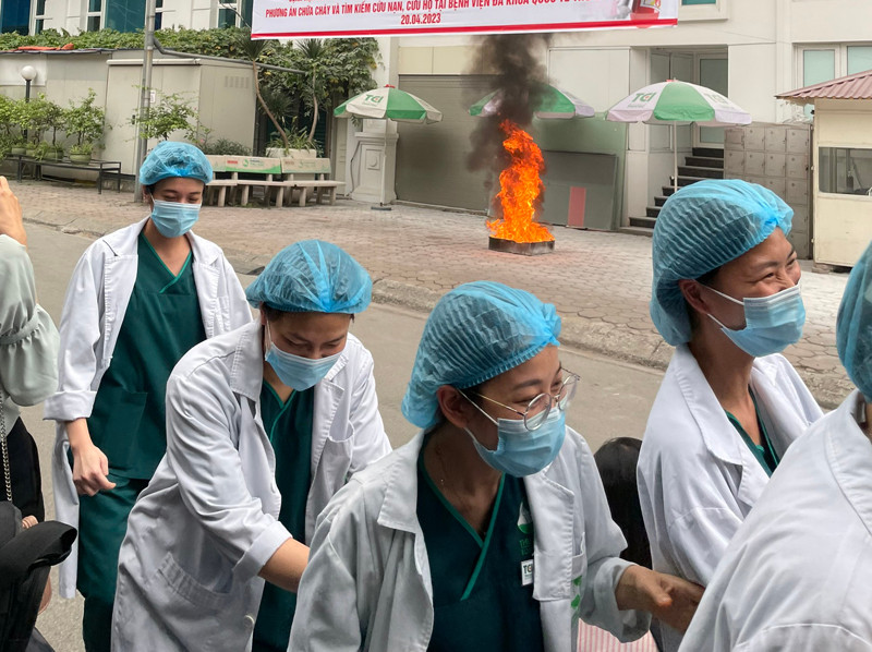 Các y tá, bác sỹ và nhân viên thoát nạn trong tình huống cháy giả định Các y tá, bác sỹ và nhân viên thoát nạn trong tình huống cháy giả định