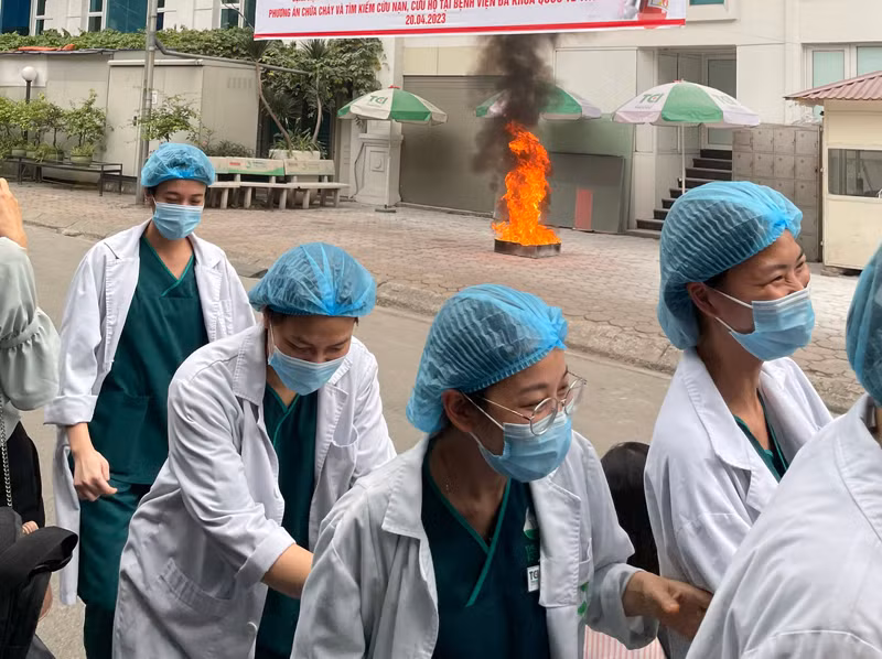 Các y tá, bác sỹ và nhân viên thoát nạn trong tình huống cháy giả định