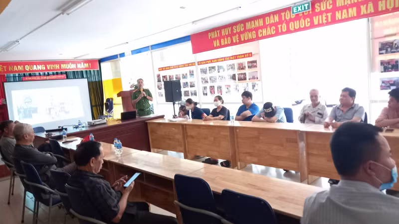 Cảnh sát PCCC và CNCH tuyên truyền kỹ năng thoát nạn, chữa cháy và hướng dẫn người dân cài đặt “App “báo cháy 114”