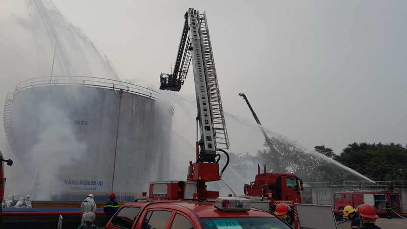 Diễn tập xử lý tình huống cháy kho xăng Đức Giang Diễn tập xử lý tình huống cháy kho xăng Đức Giang