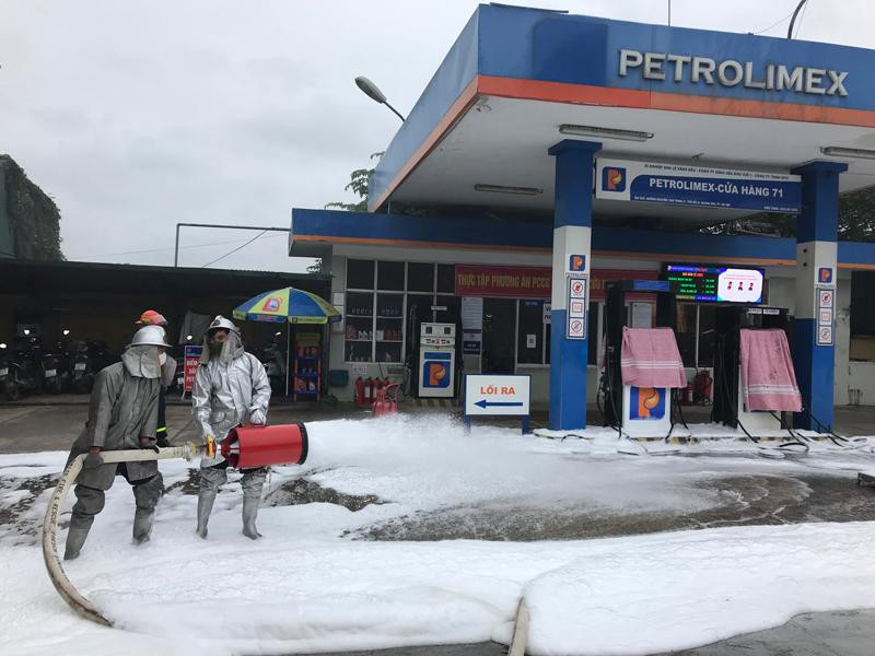 Lực lượng Cảnh sát PCCC và CNCH - CAQ Hoàng Mai diễn tập xử lý sự cố hỏa hoạn tại cây xăng dầu Lực lượng Cảnh sát PCCC và CNCH - CAQ Hoàng Mai diễn tập xử lý sự cố hỏa hoạn tại cây xăng dầu