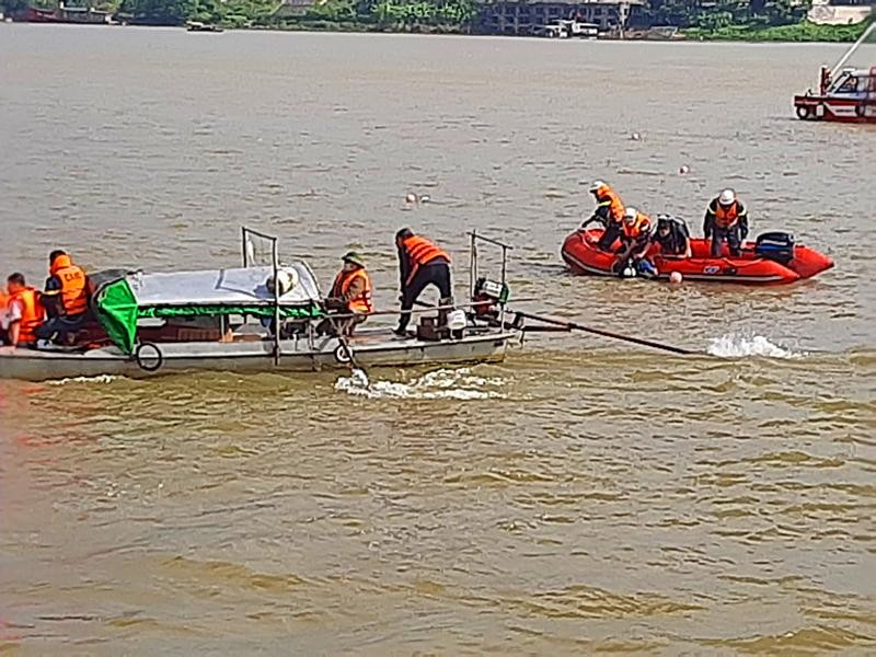 Lực lượng cứu nạn phối hợp tìm kiếm cứu nạn trên sông Hồng trong tình huống sự cố cháy tàu thủy giả định Lực lượng cứu nạn phối hợp tìm kiếm cứu nạn trên sông Hồng trong tình huống sự cố cháy tàu thủy giả định