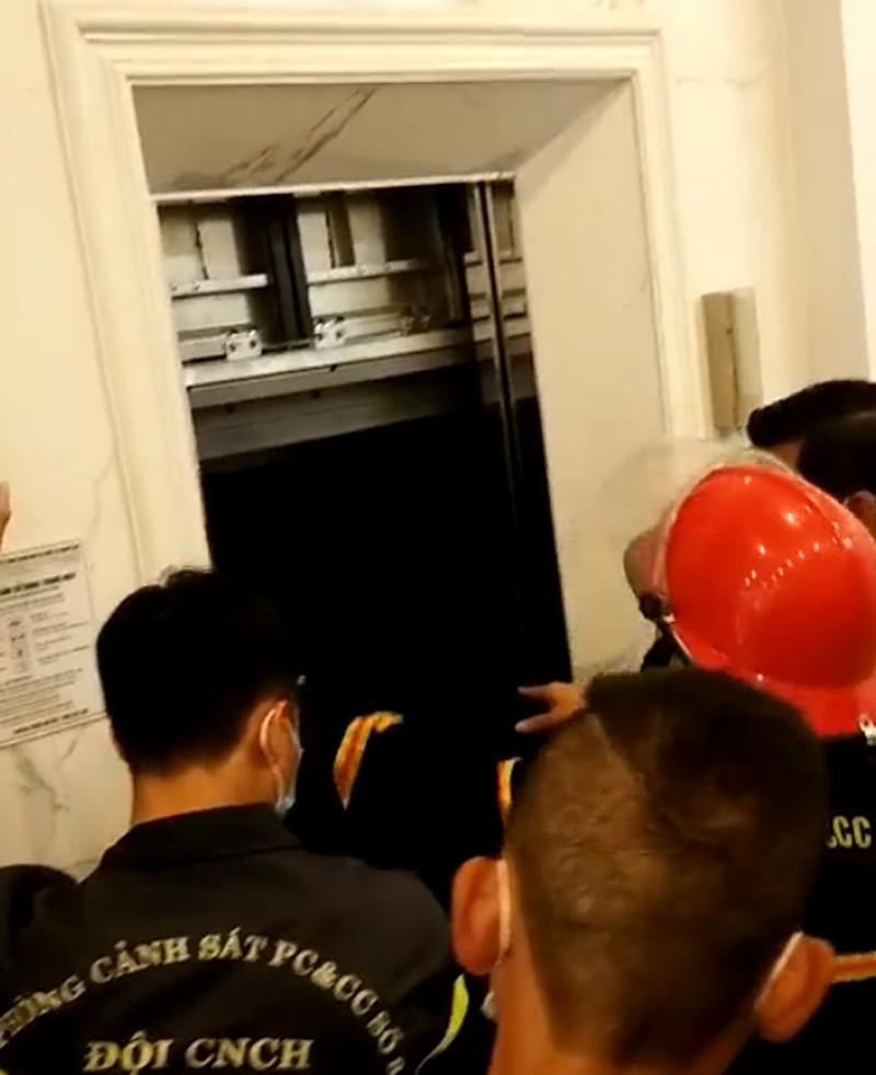 Lực lượng Cảnh sát PCCC và CNCH - CAQ Hoàng Mai cứu nạn vụ 4 người mắc kẹt trong thang máy