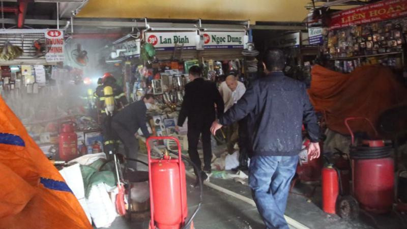 Lực lượng chữa cháy CNCH CAQ Hoàn Kiếm đã kịp thời dập tắt đám cháy