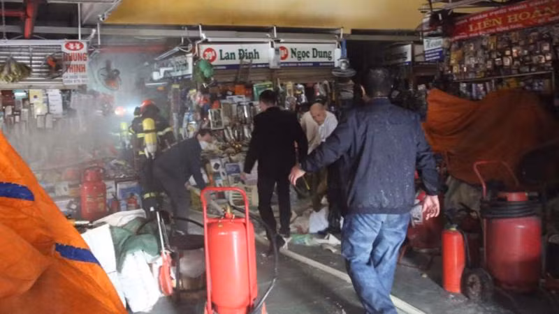 Lực lượng chữa cháy CNCH CAQ Hoàn Kiếm đã kịp thời dập tắt đám cháy