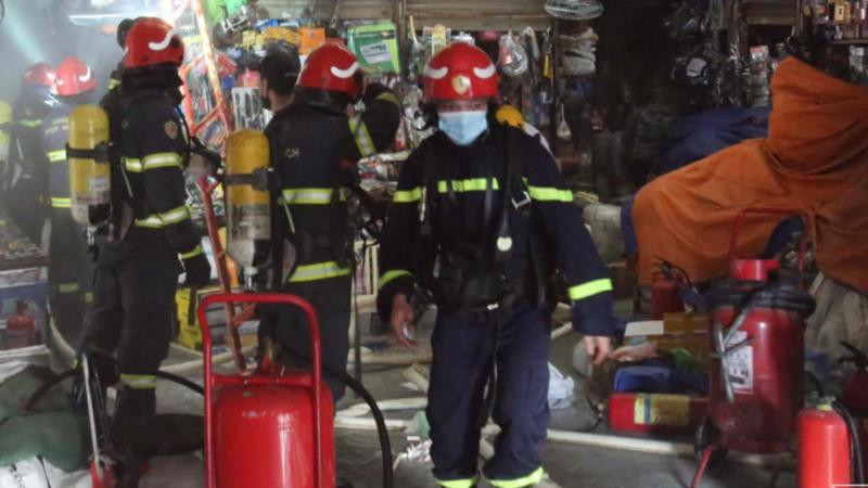 Cảnh sát PCCC và CNCH CAQ Hoàn Kiếm nhanh chóng phối hợp với lực lượng cơ sở dập tắt đám cháy