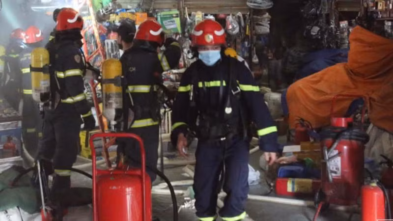 Cảnh sát PCCC và CNCH CAQ Hoàn Kiếm nhanh chóng phối hợp với lực lượng cơ sở dập tắt đám cháy