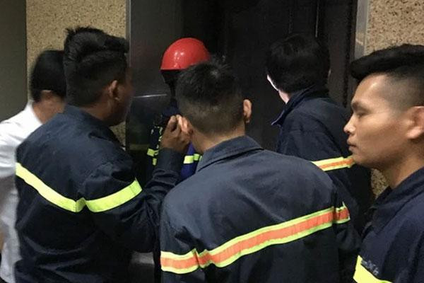 Lực lượng Cảnh sát PCCC và CNCH - CAQ Ba Đình tổ chức cứu nạn sự cố thang máy tại vụ tai nạn ở tòa nhà trên phố Kim Mã