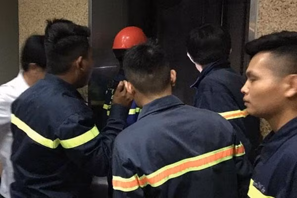 Lực lượng Cảnh sát PCCC và CNCH - CAQ Ba Đình tổ chức cứu nạn sự cố thang máy tại vụ tai nạn ở tòa nhà trên phố Kim Mã