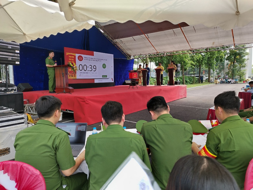 Phần thi lý thuyết của đội tham gia thi Tổ liên gia an toàn PCCC tại quận Long Biên