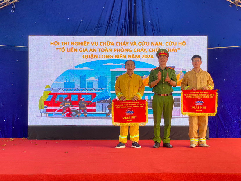 Thượng tá Nguyễn Đức Thiêm, Phó trưởng CAQ Long Biên trao thưởng cho đội đoạt giải Nhì