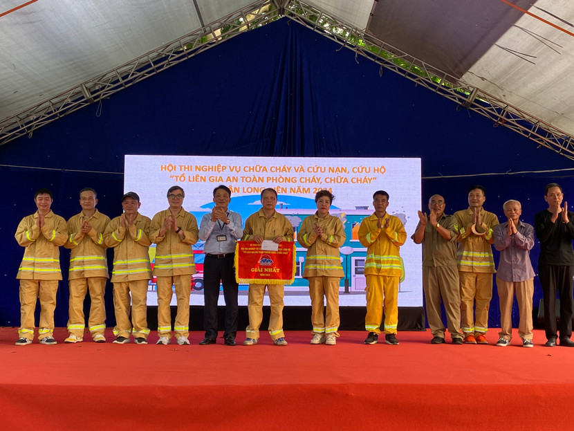 Ông Nguyễn Mạnh Trình, Phó Chủ tịch UBND quận Long Biên trao cờ lưu niệm và phần thưởng cho đội đoạt giải Nhất