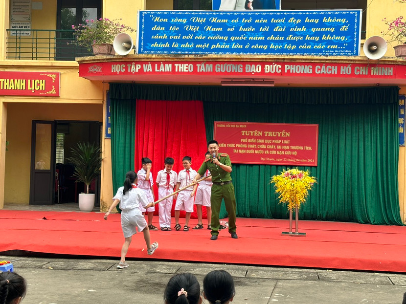 Báo cáo viên hướng dẫn kỹ năng cứu nạn đuối nước bằng sào