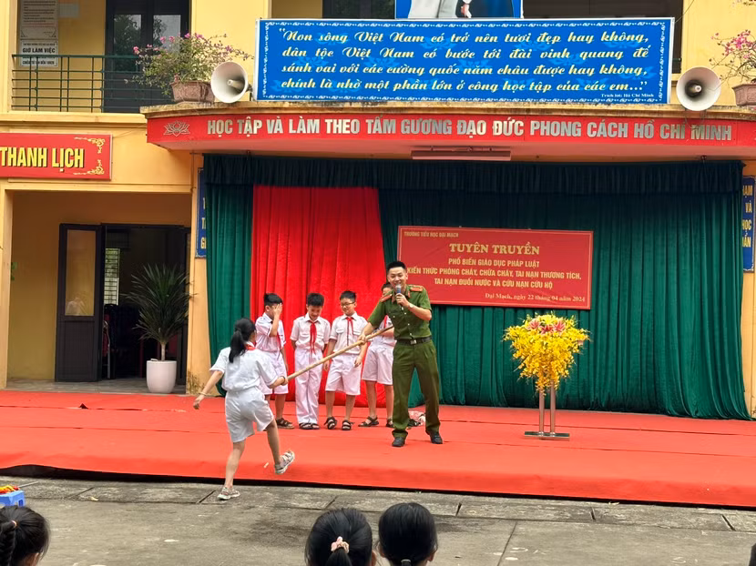 Báo cáo viên hướng dẫn kỹ năng cứu nạn đuối nước bằng sào Báo cáo viên hướng dẫn kỹ năng cứu nạn đuối nước bằng sào