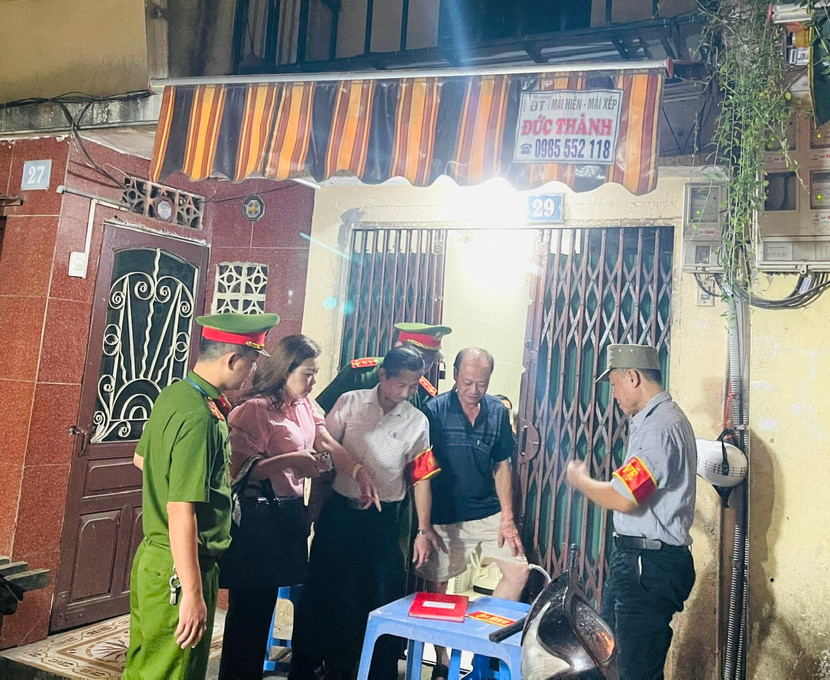 Chị Huyền cùng CBCS - CAP Hàng Gai kiểm tra, động viên cán bộ cơ sở trực chốt 4 ngày lễ nhân dịp Quốc khánh 2/9 trên địa bàn Chị Huyền cùng CBCS - CAP Hàng Gai kiểm tra, động viên cán bộ cơ sở trực chốt 4 ngày lễ nhân dịp Quốc khánh 2/9 trên địa bàn