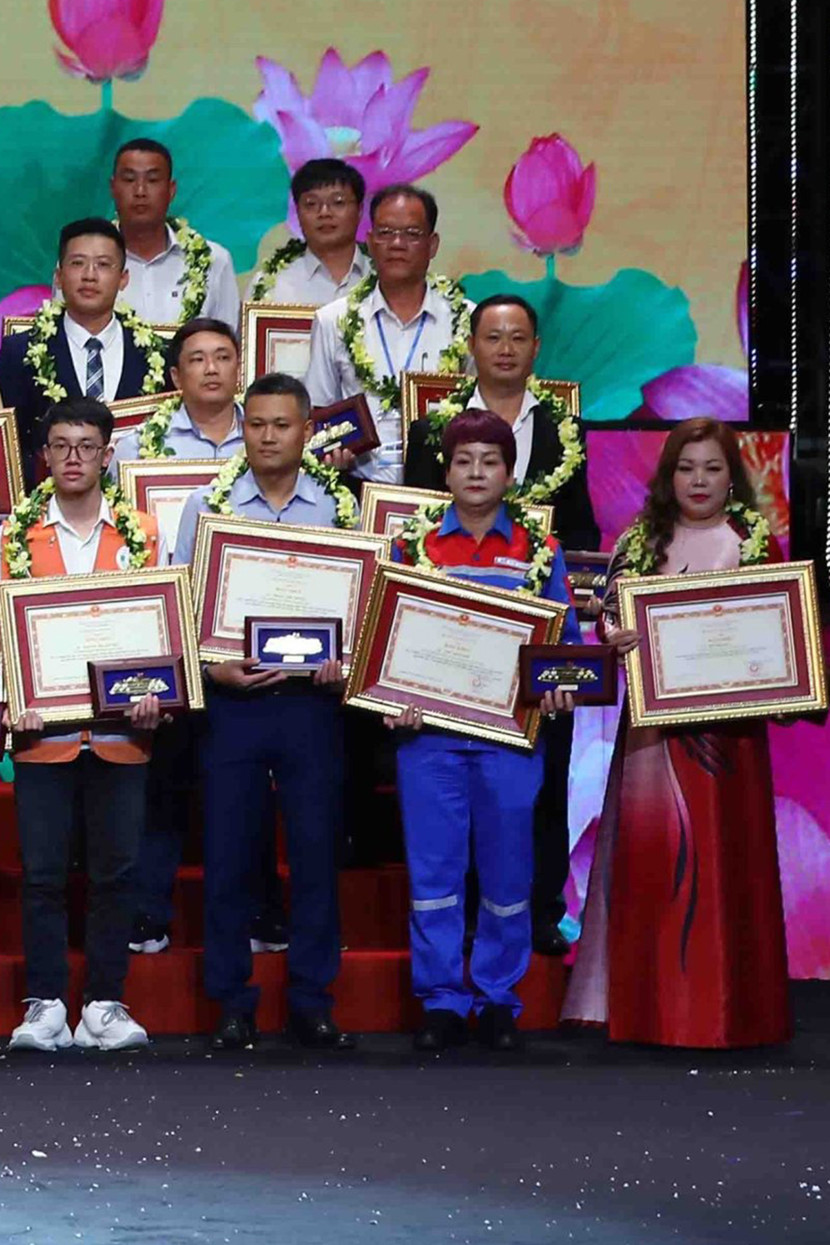 Chị Nguyễn Thị Thanh Huyền, Phó chủ tịch UBND phường Hàng Gai (người mặc áo dài) vinh dự được nhận Bằng khen của Thủ tướng chính phủ Chị Nguyễn Thị Thanh Huyền, Phó chủ tịch UBND phường Hàng Gai (người mặc áo dài) vinh dự được nhận Bằng khen của Thủ tướng chính phủ