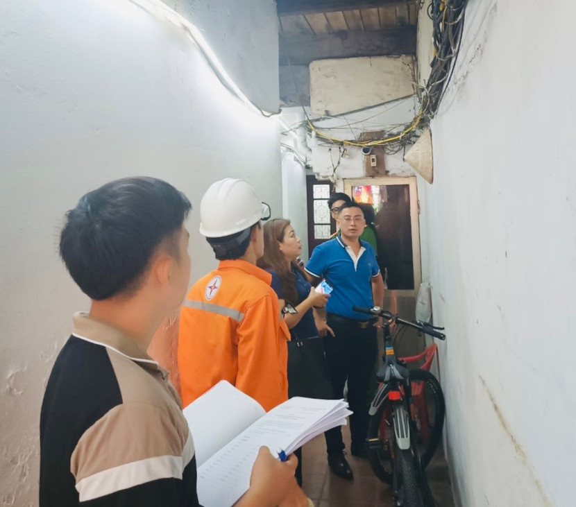 Chị Huyền kiểm tra công tác PCCC tại phường Hàng Gai Chị Huyền kiểm tra công tác PCCC tại phường Hàng Gai