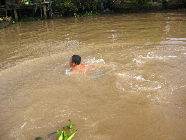 Tắm sông, 2 bé trai bị cá cắn rách "của quý" ảnh 1