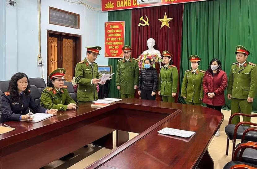 Cơ quan điều tra công bố quyết định khởi tố bị can, lệnh bắt tạm giam đối với Phạm Thị Kim Dung và Hoàng Thị Phượng