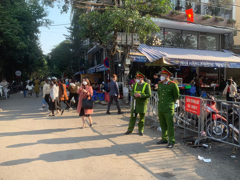 CAQ Tây Hồ làm nhiệm vụ tại khu vực Phủ Tây Hồ CAQ Tây Hồ làm nhiệm vụ tại khu vực Phủ Tây Hồ