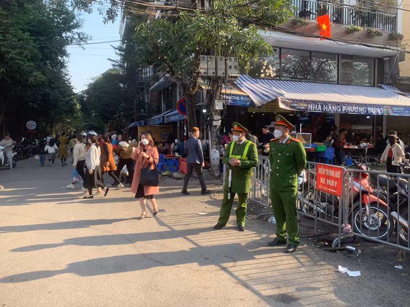 CAQ Tây Hồ làm nhiệm vụ tại khu vực Phủ Tây Hồ