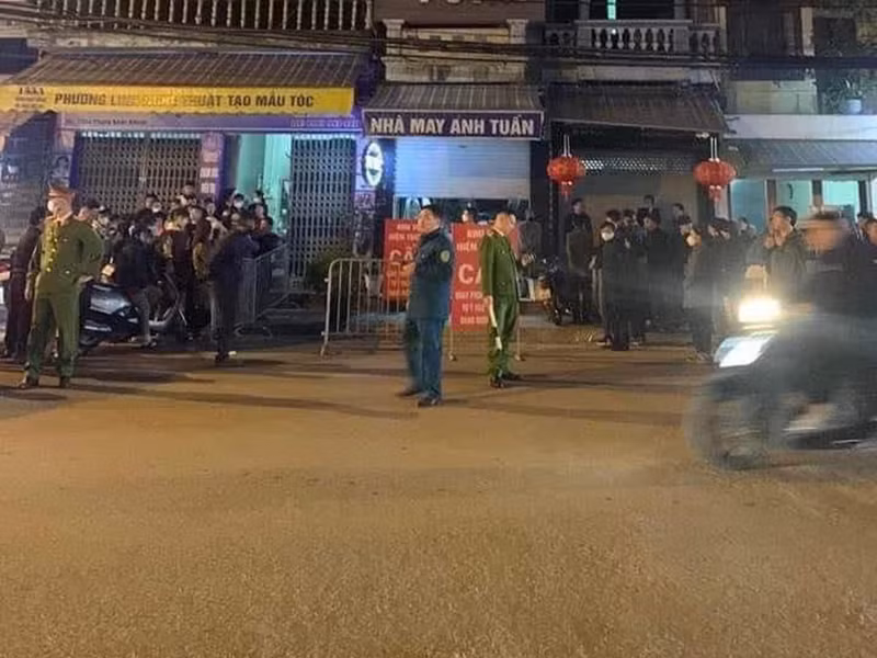 Lực lượng Công an bảo vệ khu vực xảy ra vụ việc để phục vụ công tác điều tra