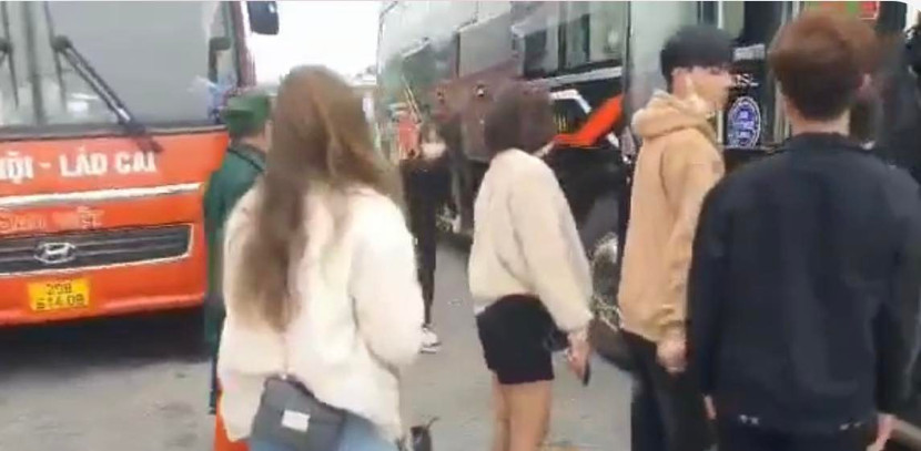 Hành khách được CSGT hỗ trợ chuyển sang phương tiện khác có lái xe không vi phạm nồng độ cồn khi điều khiển