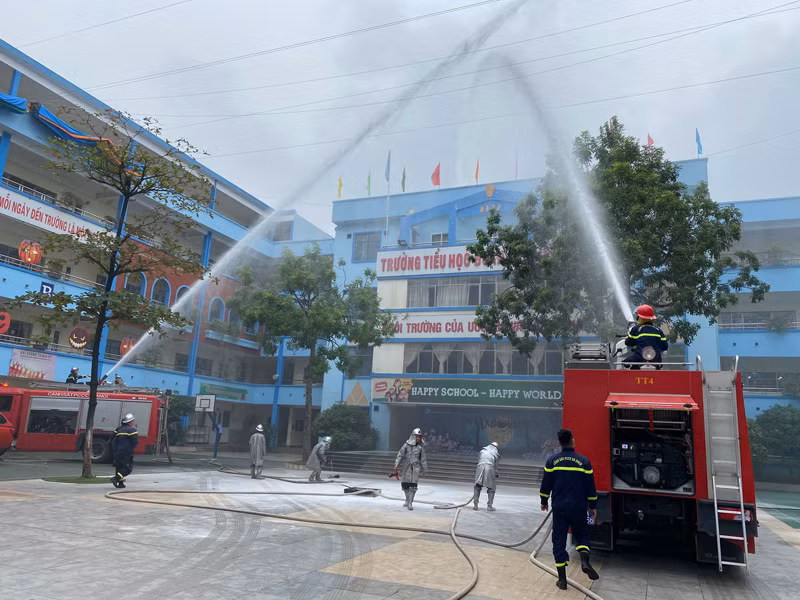 Lực lượng Cảnh sát PCCC và CNCH- CAQ Nam Từ Liêm thực tập phương án PCCC và CNCH tại trường Tiểu học Đoàn Thị Điểm