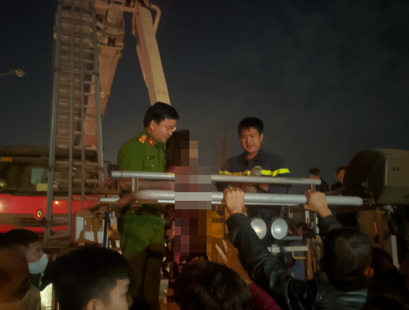 Lực lượng Cảnh sát PCCC và CNCH, CAQ Hai Bà Trưng tiếp cận cứu nạn an toàn một người mắc kẹt trên cột điện