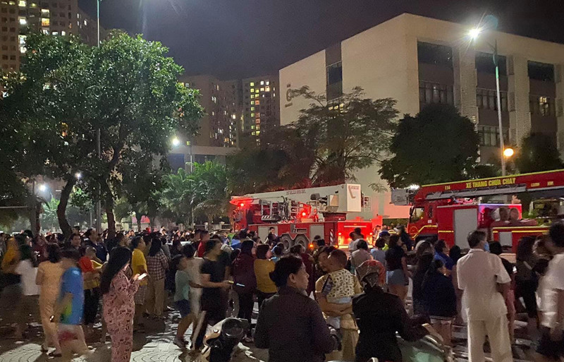 Hàng nghìn cư dân di dời xuống khu vực an toàn do cháy tại tầng 19 chung cư cao cấp Park Hill