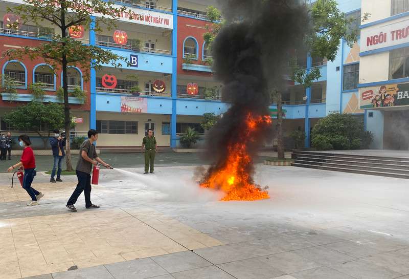 Lực lượng Cảnh sát PCCC và CNCH- CAQ Nam Từ Liêm hướng dẫn lực lượng chữa cháy tại cơ sở thực hành dập lửa bằng bình chữa cháy xách tay