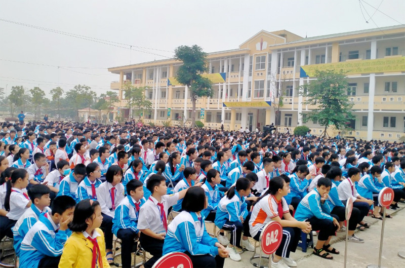 Các học sinh tham gia buổi tuyên truyền ATGT do CAH Thanh Trì tổ chức