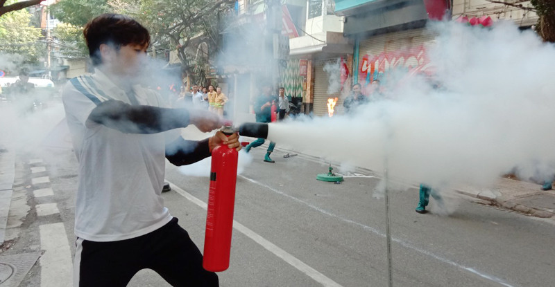 Các đội thi sẽ trải qua 2 phần thi thực hành: “Đội hình chữa cháy và cứu nạn, cứu hộ” và “Đội hình chữa cháy bằng các phương tiện tại chỗ” Các đội thi sẽ trải qua 2 phần thi thực hành: “Đội hình chữa cháy và cứu nạn, cứu hộ” và “Đội hình chữa cháy bằng các phương tiện tại chỗ”