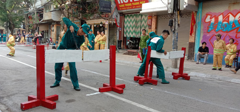 Trong năm 2020, UBND phường đã tổ chức các lớp tuyên truyền, trang bị kiến thức cơ bản về phòng cháy và chữa cháy cho đội ngũ cán bộ cơ sở, đội dân phòng và các tổ dân phố Trong năm 2020, UBND phường đã tổ chức các lớp tuyên truyền, trang bị kiến thức cơ bản về phòng cháy và chữa cháy cho đội ngũ cán bộ cơ sở, đội dân phòng và các tổ dân phố