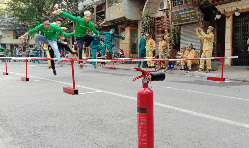 Hội thao nhằm kiểm tra và đẩy mạnh công tác phối hợp giữa các lực lượng, với phương châm 4 tại chỗ có thực hiện hiệu quả trong công tác chữa cháy và cứu nạn, cứu hộ trên địa bàn phường Hội thao nhằm kiểm tra và đẩy mạnh công tác phối hợp giữa các lực lượng, với phương châm 4 tại chỗ có thực hiện hiệu quả trong công tác chữa cháy và cứu nạn, cứu hộ trên địa bàn phường