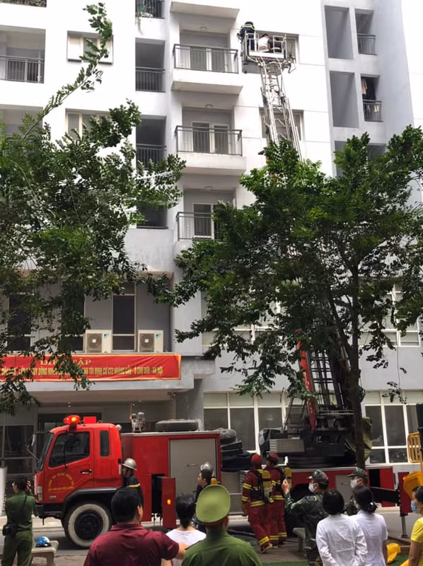 Các lực lượng dùng xe thag cứu nạn người mắc kẹt trên cao