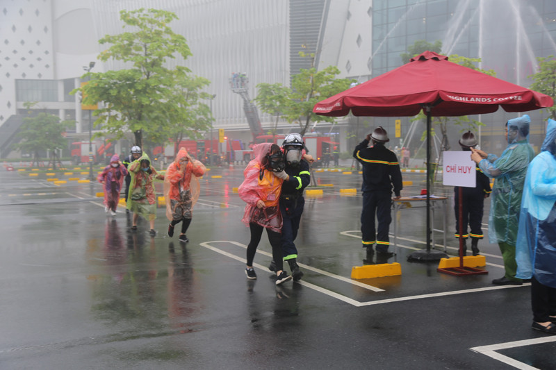 Lực lượng tìm kiếm cứu nạn hướng dẫn thoát nạn và đưa người mắc kẹt đến nơi an toàn Lực lượng tìm kiếm cứu nạn hướng dẫn thoát nạn và đưa người mắc kẹt đến nơi an toàn