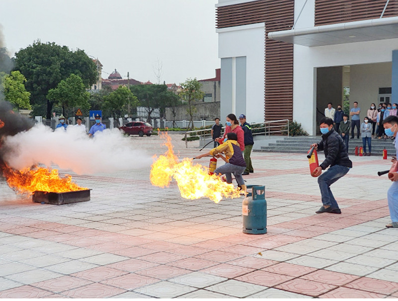 Lực lượng chữa cháy cơ sở thực hành sử dụng bình chữa cháy xách tay